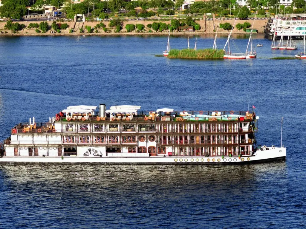 Cruzeiro Mövenpick SS Misr no Nilo 4 Dias Assuão Luxor