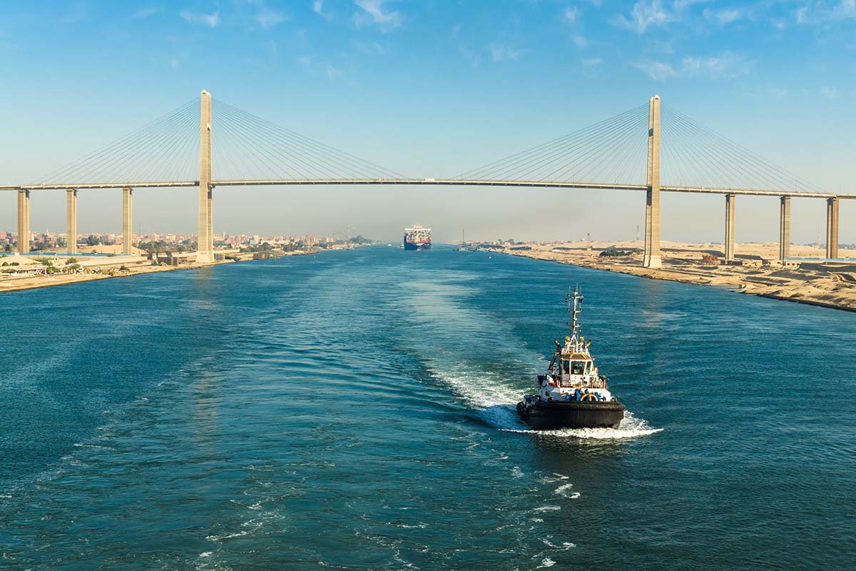 Navegue pelo Canal do Suez: obra faraónica moderna