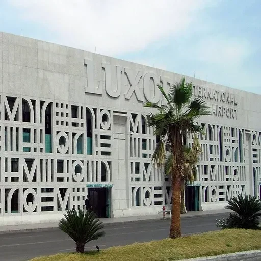 Grande Museu Egípcio de Luxor de Avião