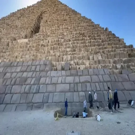 Grande Museu Egípcio de Luxor de Avião