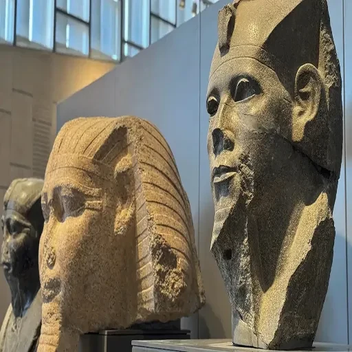 Grande Museu Egípcio de Luxor de Avião