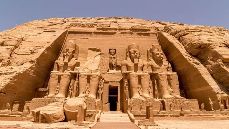 Viagem do Cairo a Abu Simbel de avião